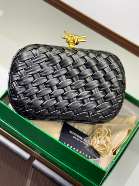 btega knot clutch