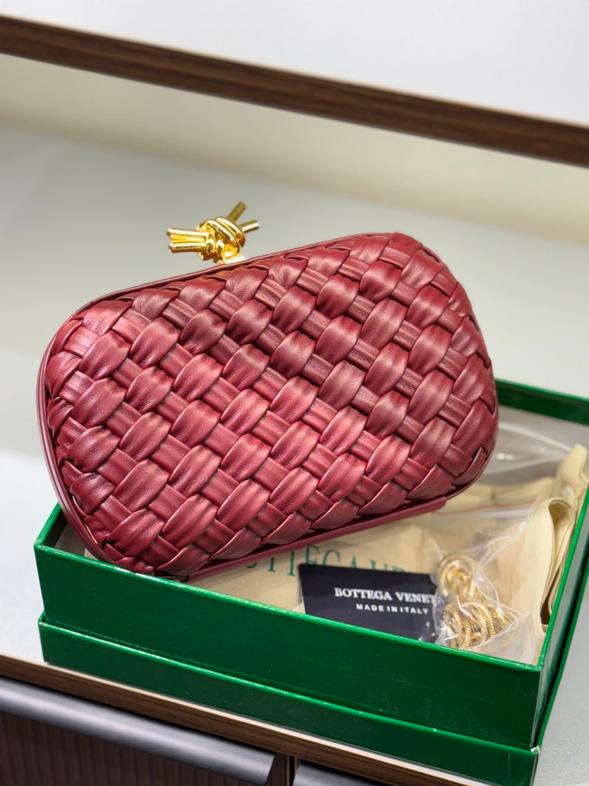 btega knot clutch