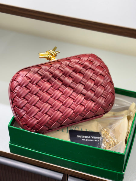 btega knot clutch